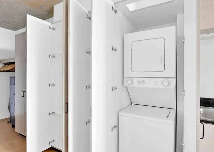 Lincoln Park W Wd Lounge Nr L Chi-608 *